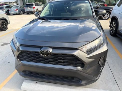 Used 2020 Toyota RAV4 LE FWD image 2