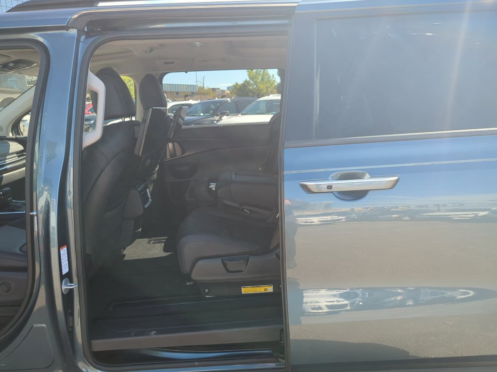 Used 2025 Kia Carnival SX FWD image 9