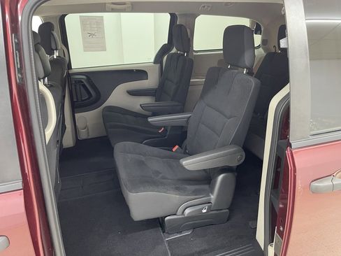 Used 2019 Dodge Grand Caravan SE w/ UConnect Hands-Free Group image 17