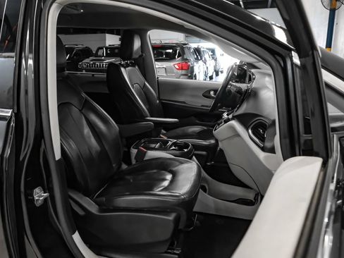 Used 2017 Chrysler Pacifica Touring-L FWD image 32