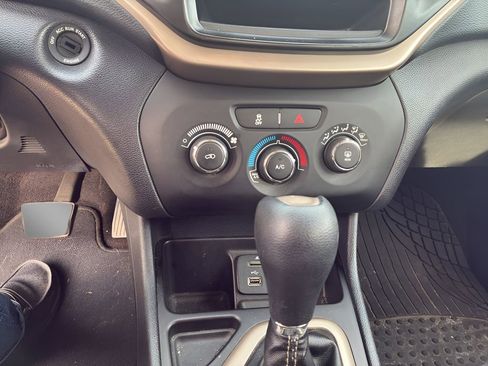 Used 2016 Jeep Cherokee Sport image 16