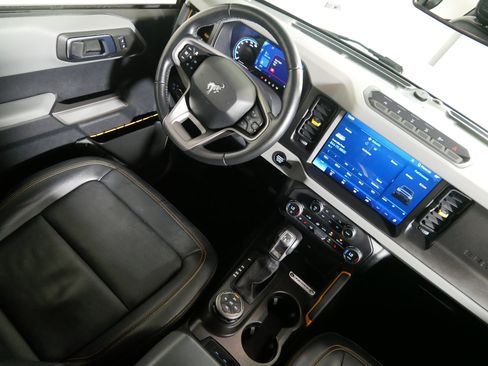 Used 2023 Ford Bronco Badlands image 9