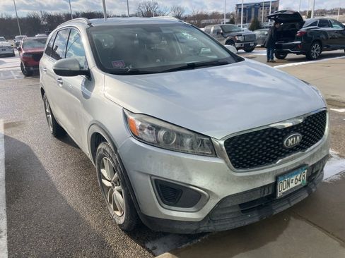 Used 2016 Kia Sorento LX w/ LX Convenience Package image 2