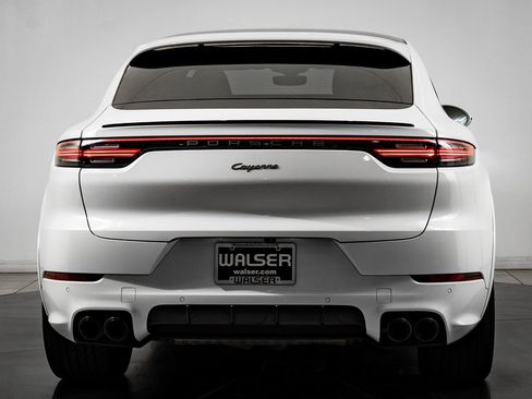 Certified 2023 Porsche Cayenne Platinum Edition image 7