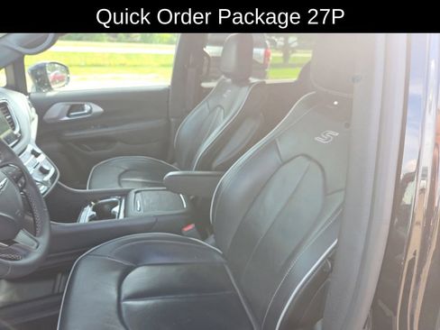 Used 2025 Chrysler Pacifica Limited FWD image 12
