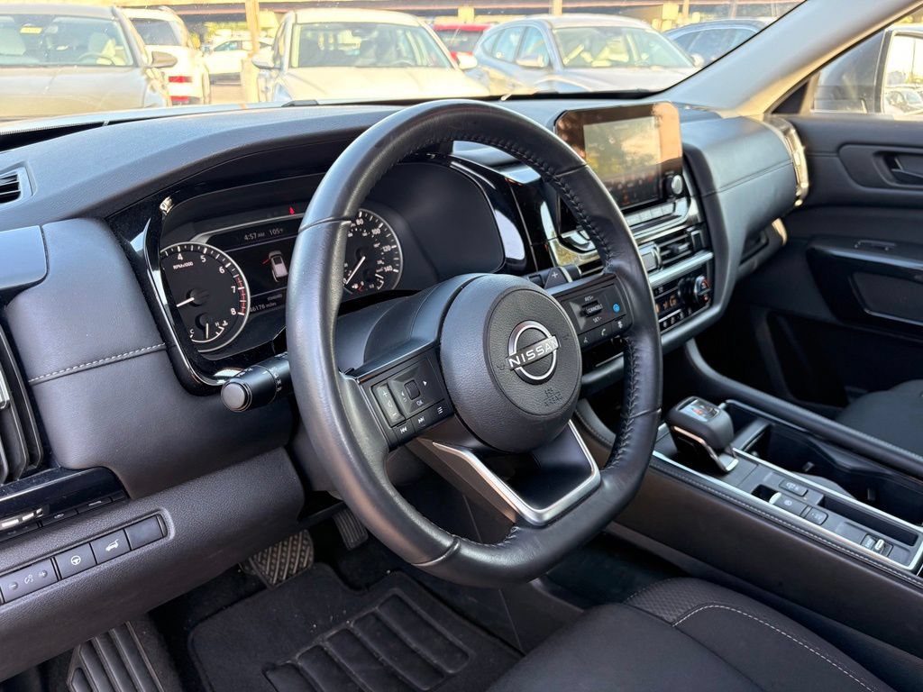 Used 2025 Nissan Pathfinder SV FWD image 10