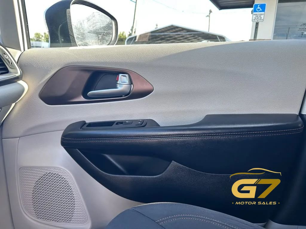 Used 2017 Chrysler Pacifica Touring FWD image 23