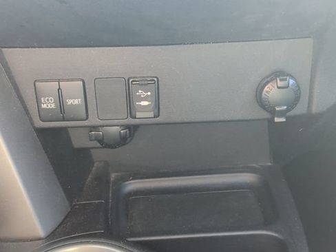 Used 2018 Toyota RAV4 LE FWD image 26
