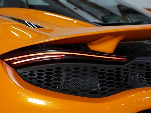 Used 2021 McLaren 765LT RWD image 23