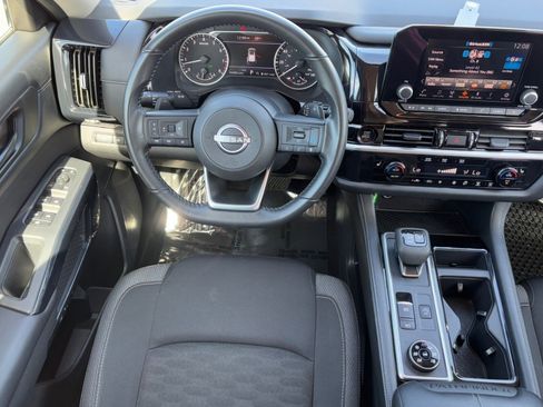 Used 2025 Nissan Pathfinder SV image 13