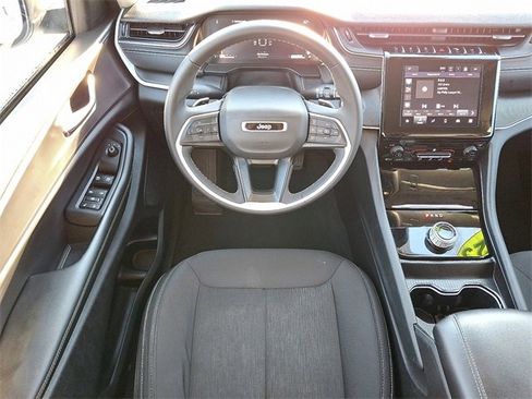 Used 2023 Jeep Grand Cherokee L Laredo image 13