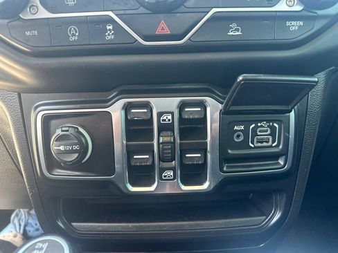 Used 2023 Jeep Gladiator Overland AWD/4WD image 22