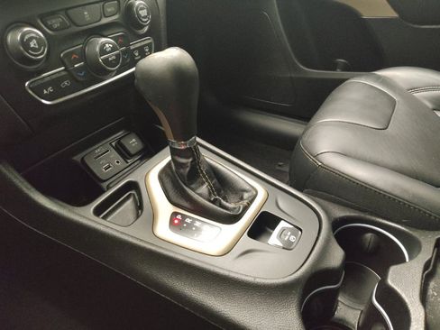 Used 2018 Jeep Cherokee Limited FWD image 26