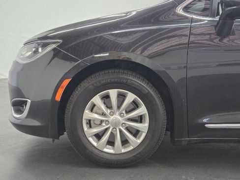 Used 2018 Chrysler Pacifica Touring-L FWD image 6
