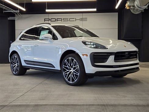Used 2025 Porsche Macan AWD/4WD image 29