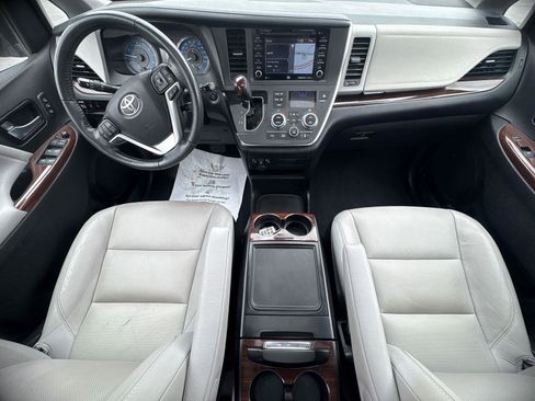 Used 2019 Toyota Sienna Limited image 13