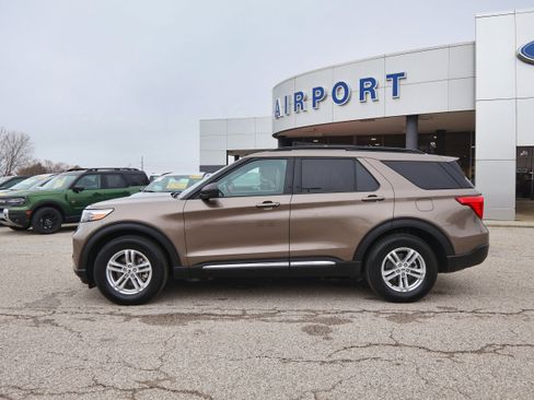 Used 2021 Ford Explorer XLT w/ Equipment Group 202A image 2