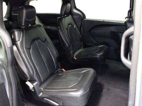 Used 2020 Chrysler Pacifica Touring-L Plus FWD image 14