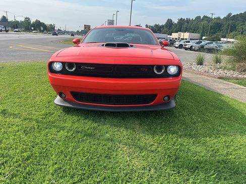 Used 2017 Dodge Challenger R/T Scat Pack RWD image 2