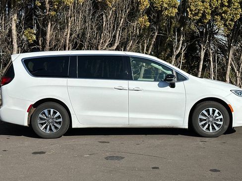 Used 2024 Chrysler Pacifica Select image 3