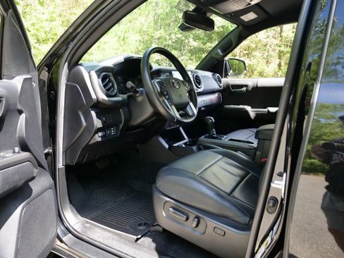 Used 2022 Toyota Tacoma TRD Sport image 19