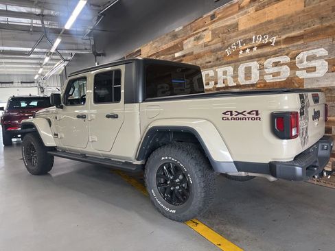 Used 2022 Jeep Gladiator Sport AWD/4WD image 9