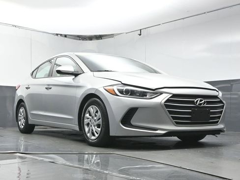 Used 2018 Hyundai Elantra SE w/ Cargo Package image 29