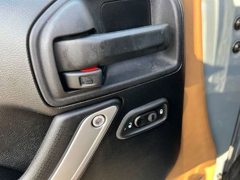 Used 2014 Jeep Wrangler Unlimited Sahara image 29
