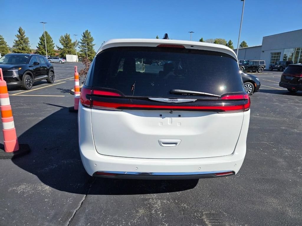 Used 2026 Chrysler Pacifica Select FWD image 4