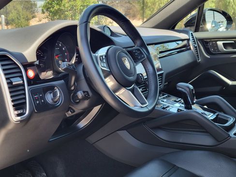 Certified 2023 Porsche Cayenne Coupe AWD/4WD image 4