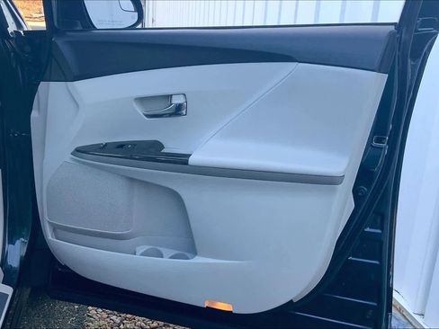 Used 2015 Toyota Venza LE image 23