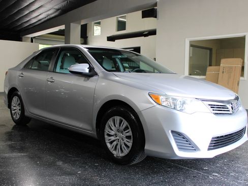 Used 2012 Toyota Camry L image 28