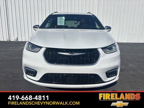 Used 2022 Chrysler Pacifica Pinnacle image 2