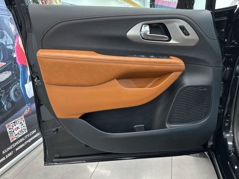 New 2026 Chrysler Pacifica Pinnacle image 21