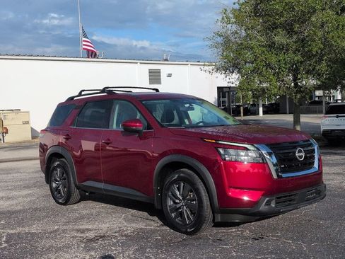 Certified 2023 Nissan Pathfinder SV FWD image 2