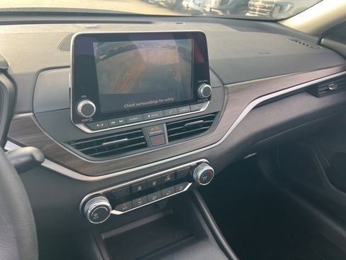 Used 2025 Nissan Altima 2.5 SV image 9