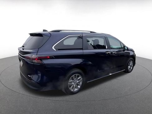 Used 2025 Toyota Sienna XLE image 14