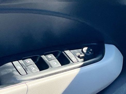 Used 2025 Hyundai Venue SEL image 17