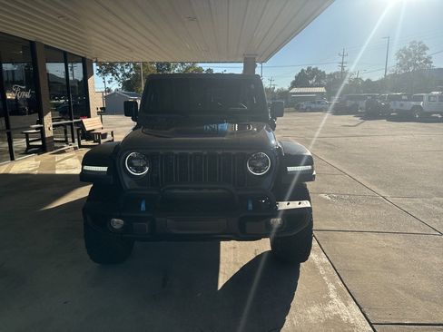 Used 2023 Jeep Wrangler Unlimited Rubicon 4xe image 2