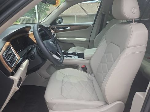 Used 2024 Volkswagen Atlas SE AWD/4WD image 12
