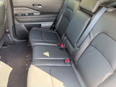 Used 2025 Nissan Pathfinder SL AWD/4WD image 13
