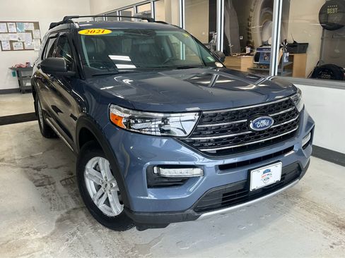 Used 2021 Ford Explorer XLT w/ Equipment Group 202A image 2