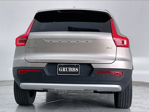Used 2023 Volvo XC40 B4 Plus image 7