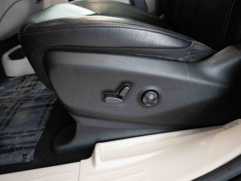 Used 2022 Chrysler Pacifica Touring-L image 11