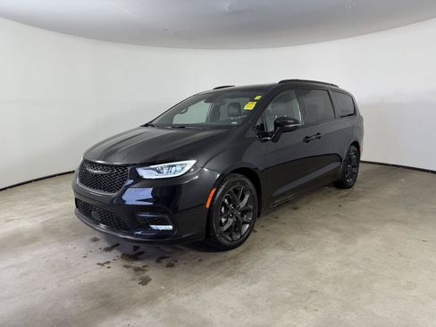 Used 2025 Chrysler Pacifica Limited FWD image 12