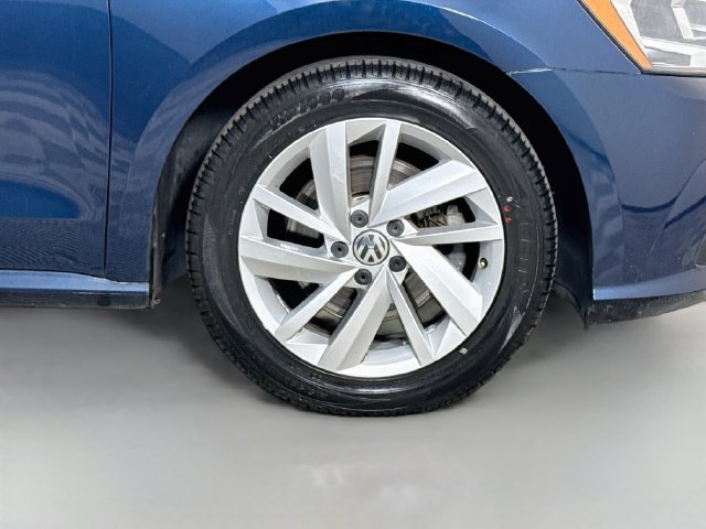 Used 2018 Volkswagen Passat 2.0T SE FWD image 31