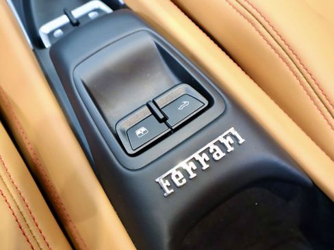 Used 2022 Ferrari F8 Tributo RWD image 32