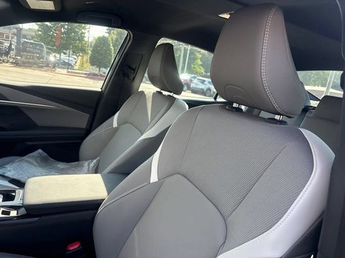Used 2025 Toyota Camry SE w/ Convenience Package FWD image 3