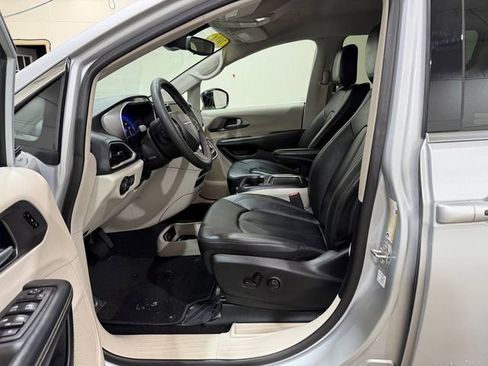 Used 2024 Chrysler Pacifica Touring-L image 13