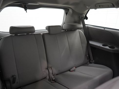 Used 2020 Toyota Sienna XLE w/ XLE Navigation Package FWD image 13